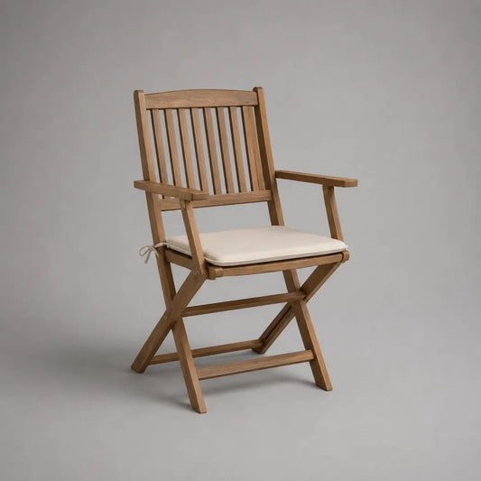 Sedia pieghevole da esterno con braccioli in legno massello di acacia marrone e cuscino crema, 57 x 60 x 90 cm