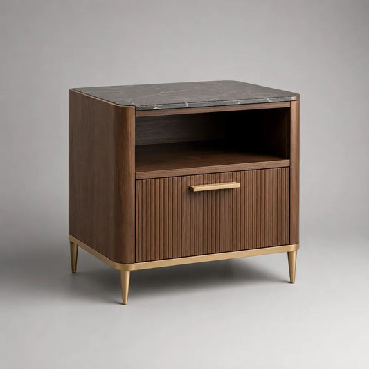 Comodino rettangolare in MDF impiallacciato noce con cassetto, vano aperto e piano in pietra sinterizzata, marrone noce, nero e oro, 55 x 40 x 58 cm